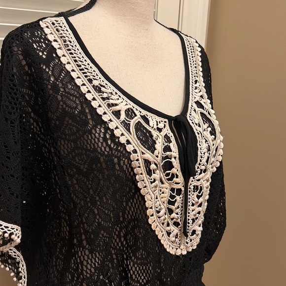 199. Charming Charlie Rain Crocheted Top in Black with White, Size Medium - Picture 3 of 16